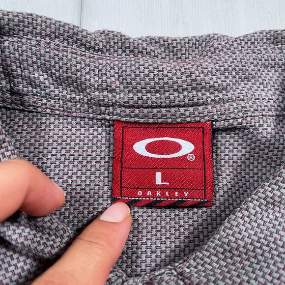 Oakley Mens Large Button Up Short Sleeve Shirt Pocket Metal Logo Purple Gray - Picture 9 of 12